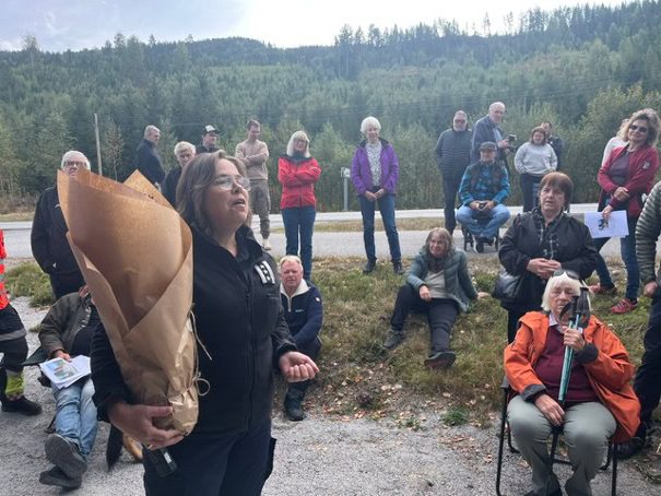 Brannsjefen i Valdres brann og redning v/Laila Lien Østgård overrakte blomster til leder av Venneforeningen som takk