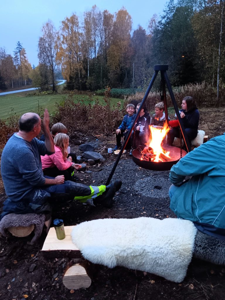 Folk rundt bålet